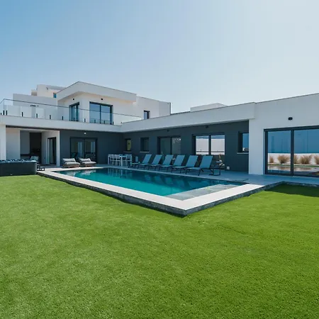 Villa Locki With Jacuzzi, Private Pool And Sea View *