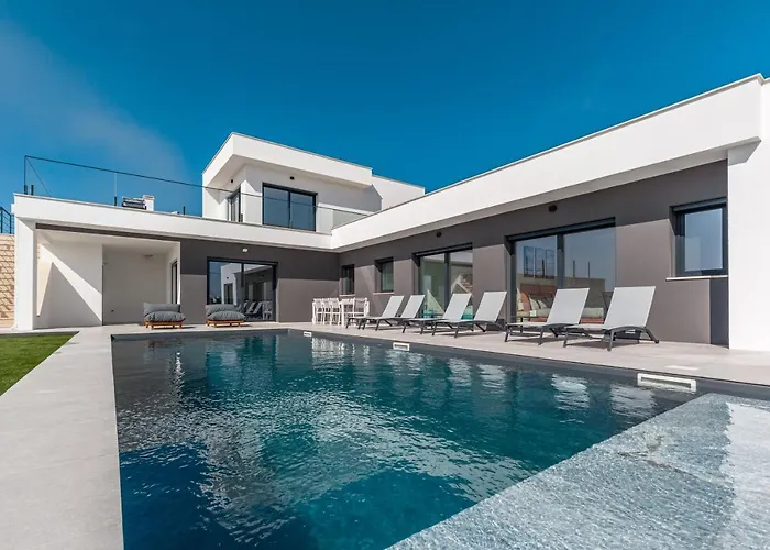 Locki With Jacuzzi And Private Pool